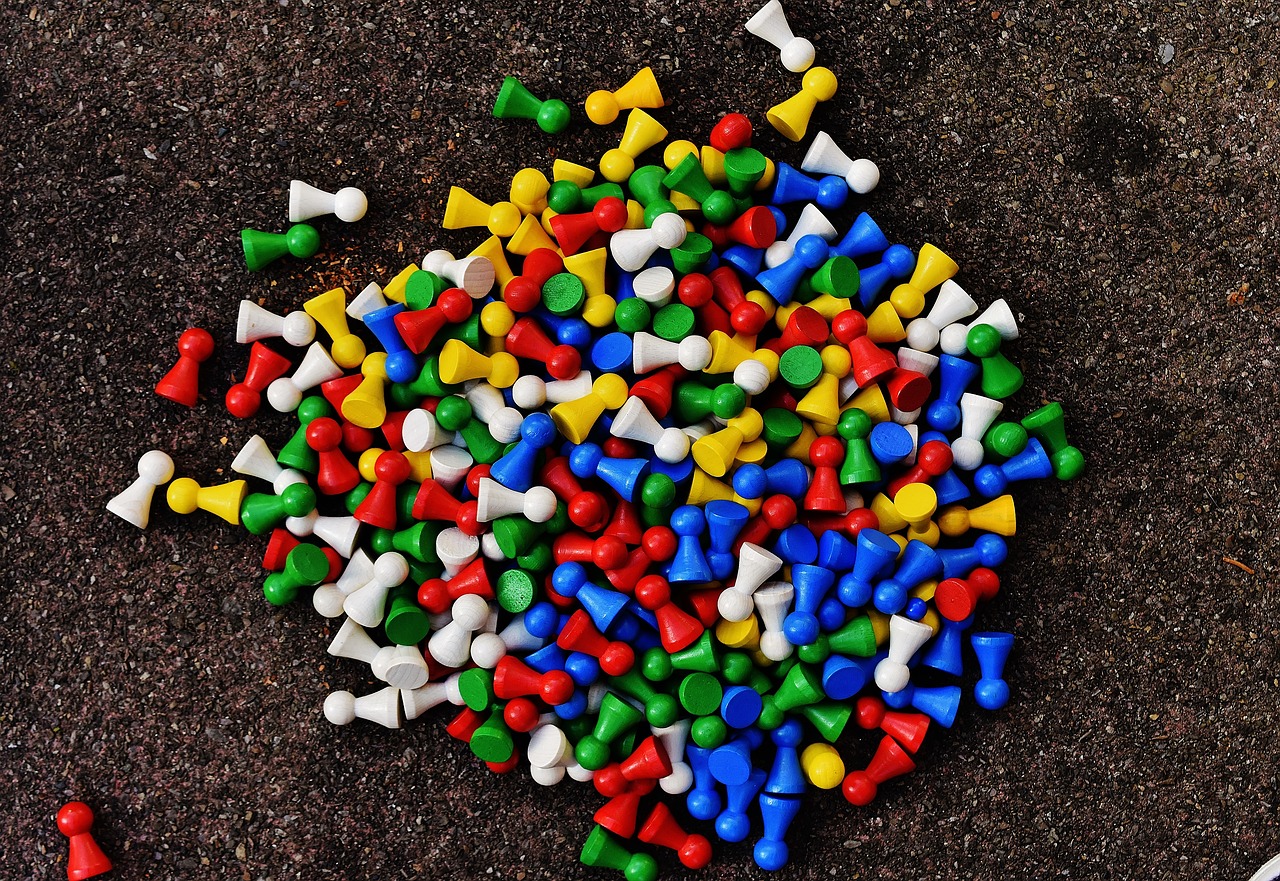 Игра цветные камни. Игры с цветными камушками. Цветные камешки игра. Конфеты разноцветные.
