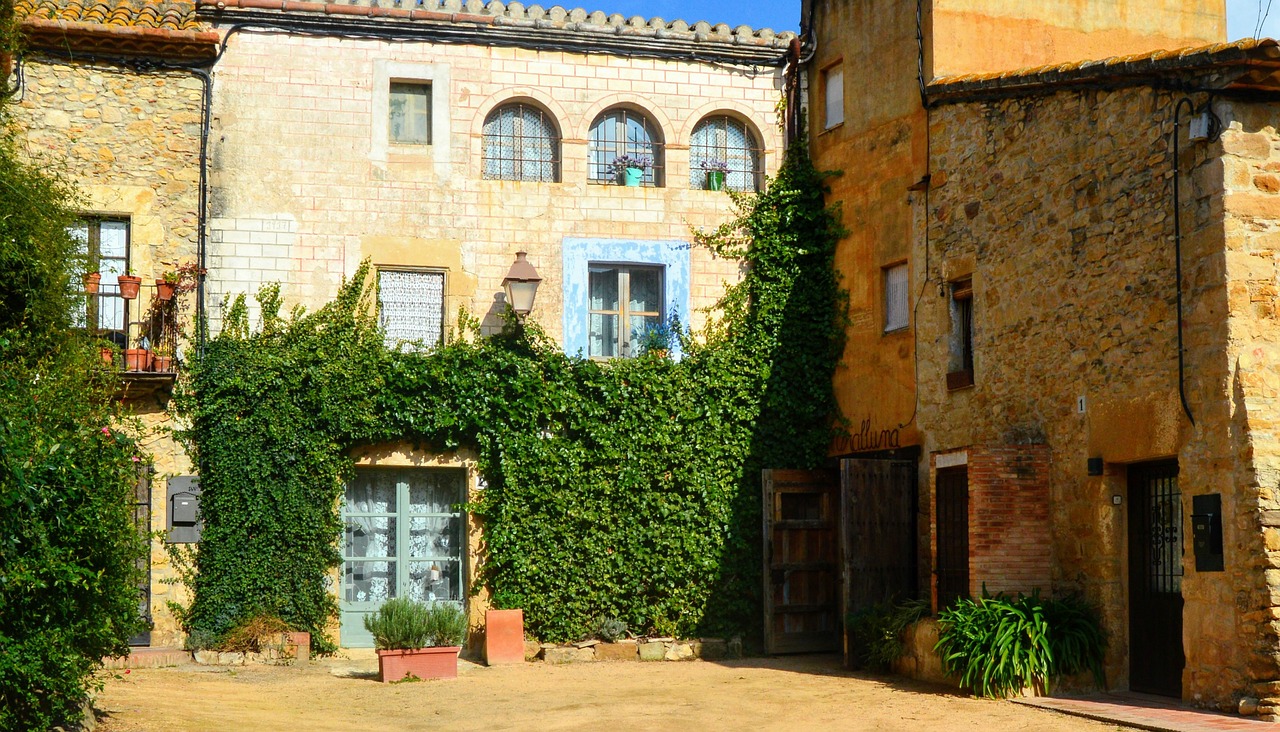 plaza medieval peratallada free photo