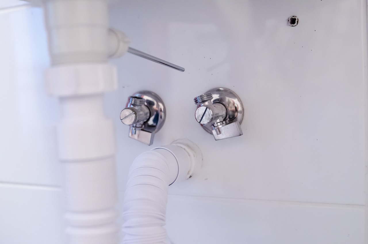 plumber repair faucet free photo