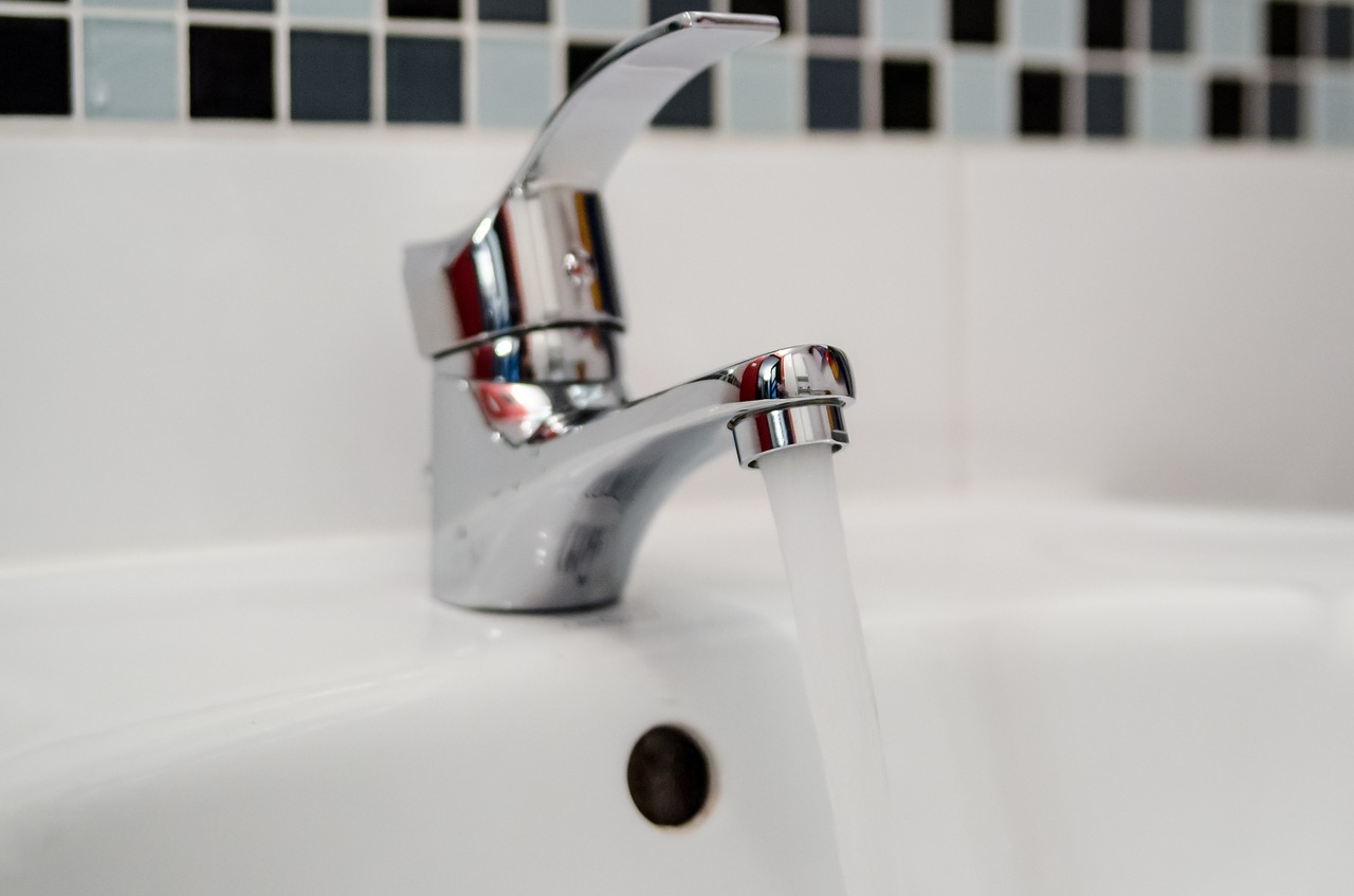 plumber repair faucet free photo