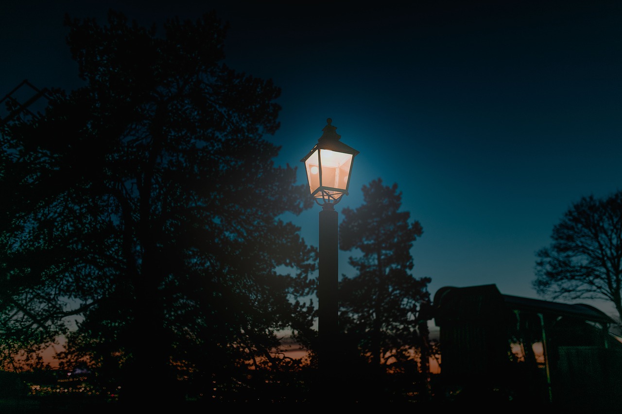 pole lamp outside free photo