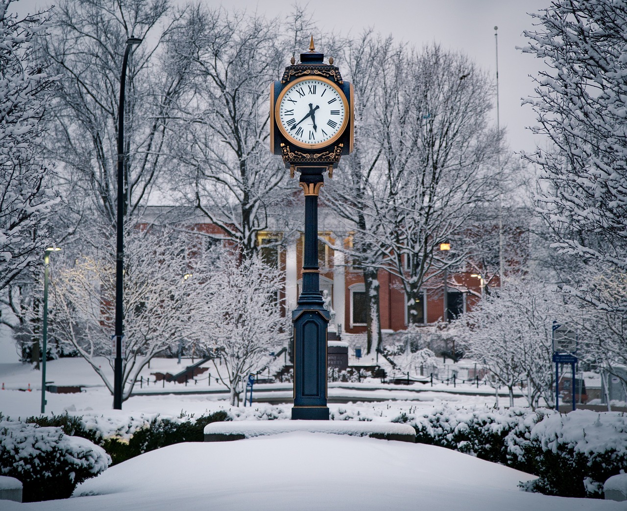 pole clock snow free photo