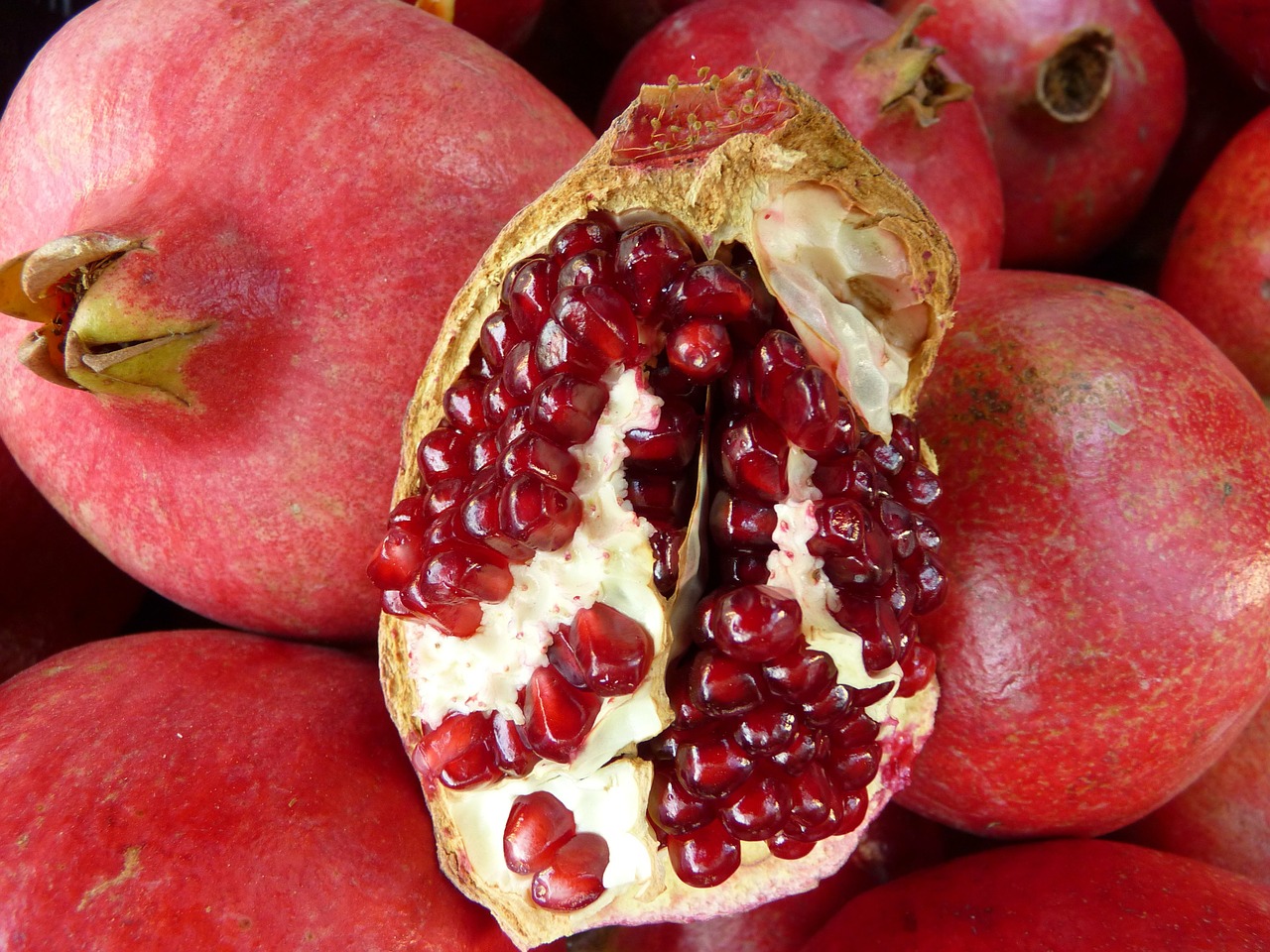 pomegranate cores red free photo