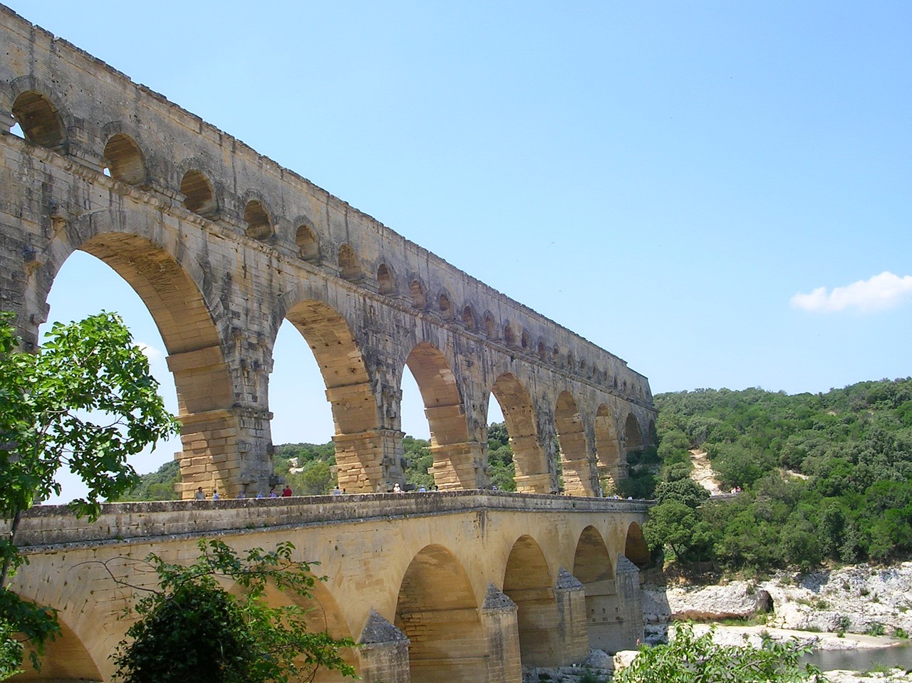 pont du gard aqueduct architecture free photo