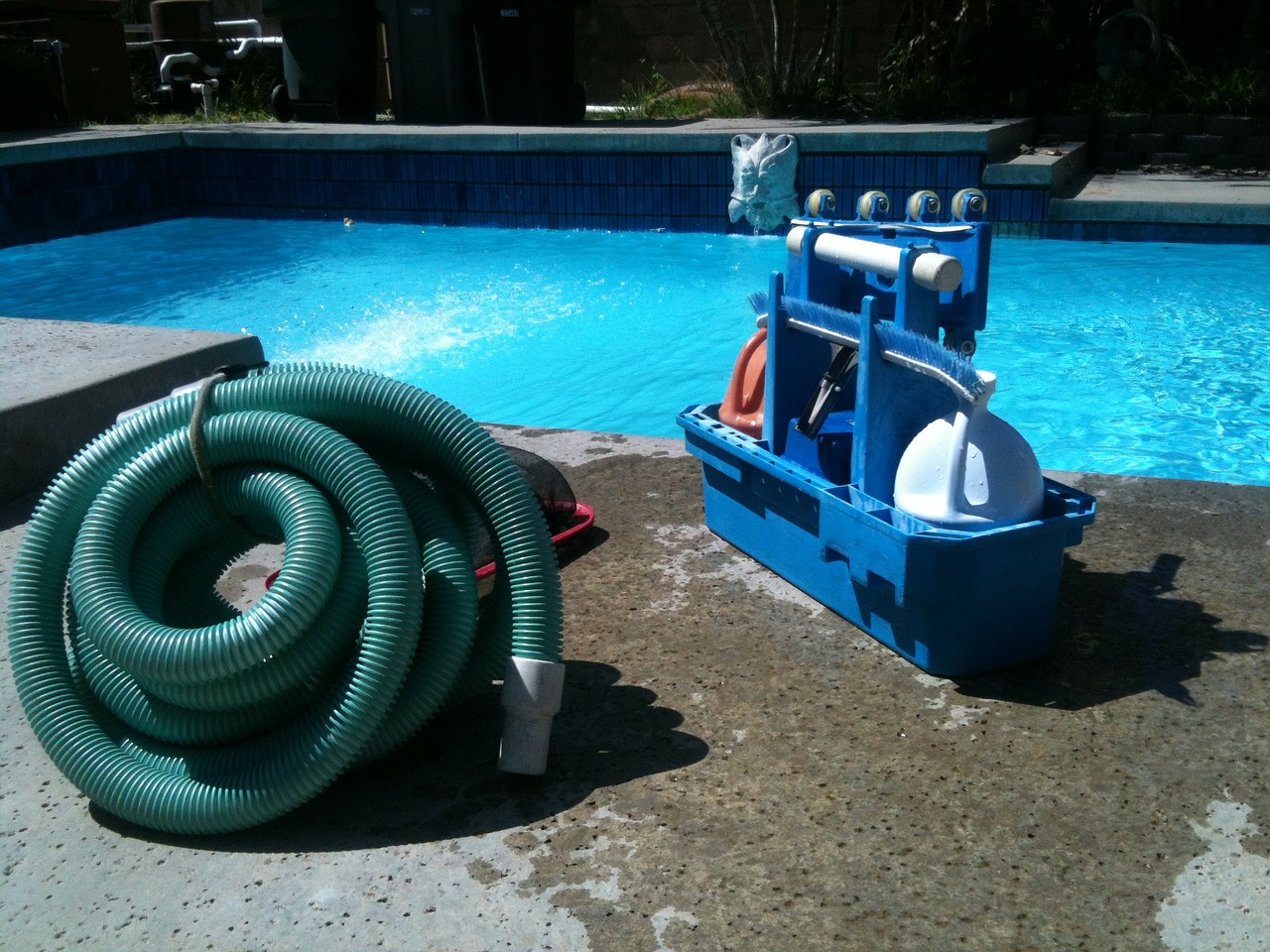 pool cleaning machine vacuum free photo