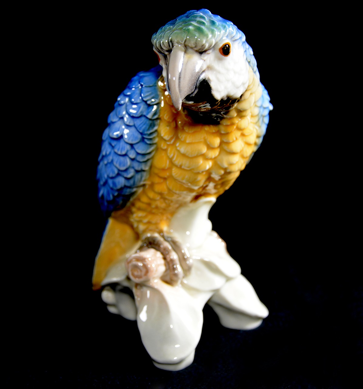 porcelain  parrot  statuette free photo