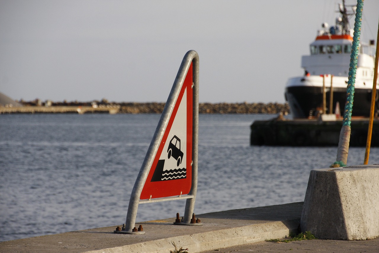 port traffic sign shield free photo