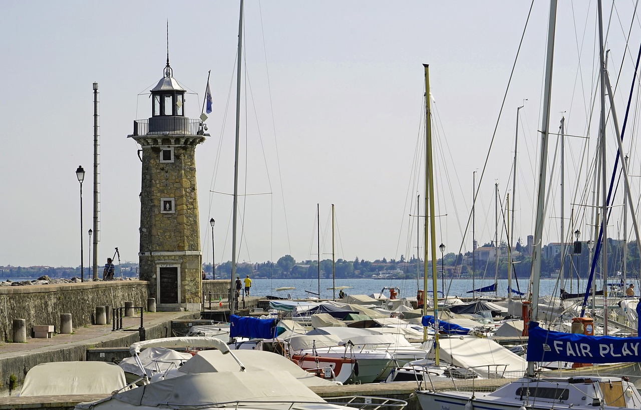 port garda lighthouse free photo