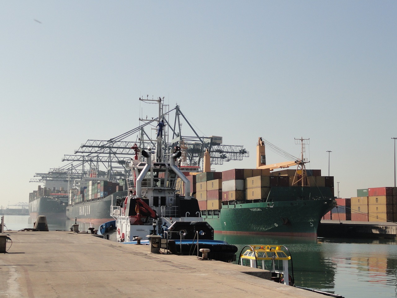 port barcelona containers free photo