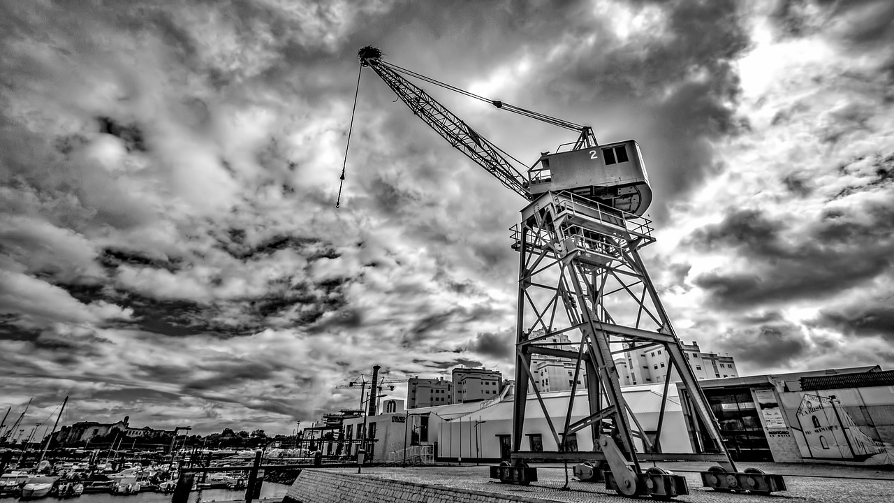 port crane portimao free photo