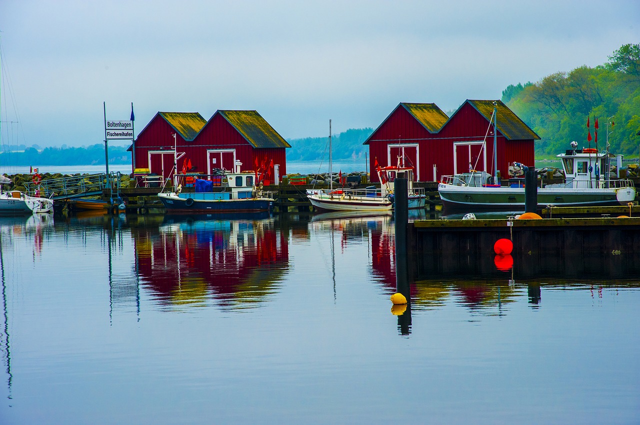 port cottages fishing boats free photo