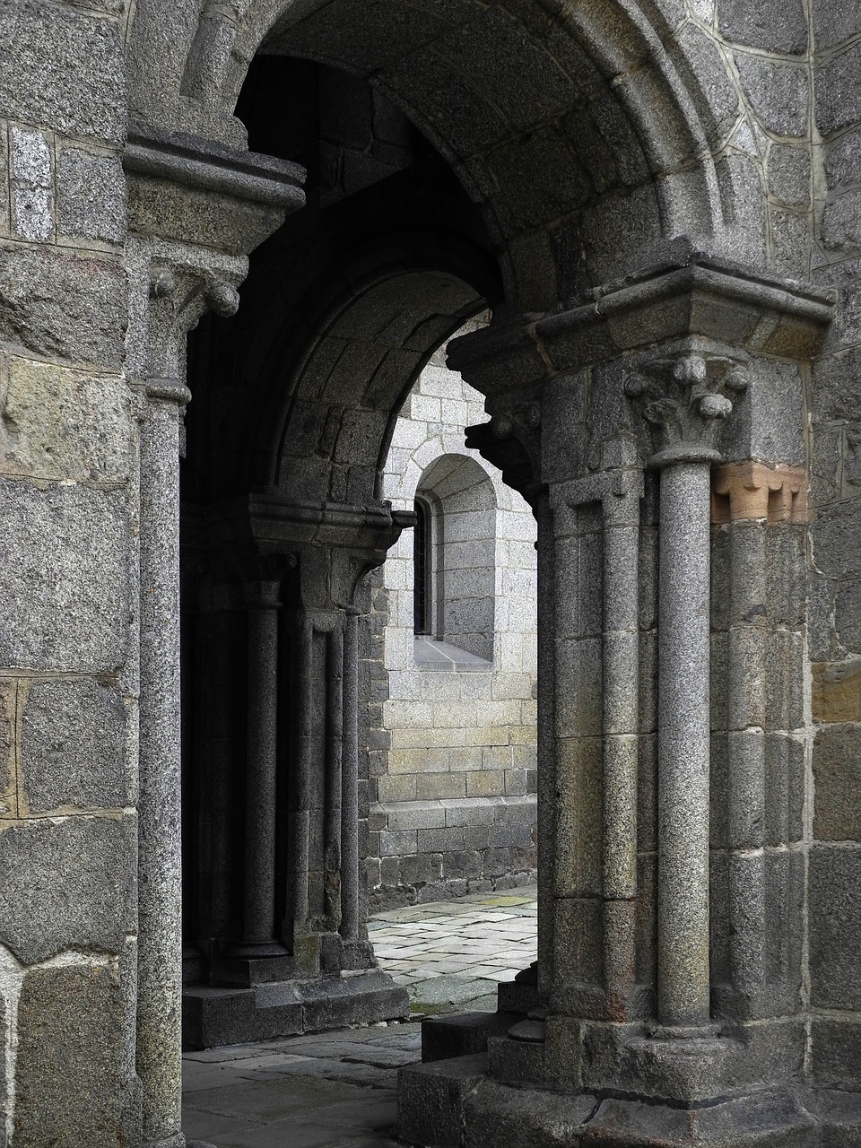 portal the romanesque building free photo