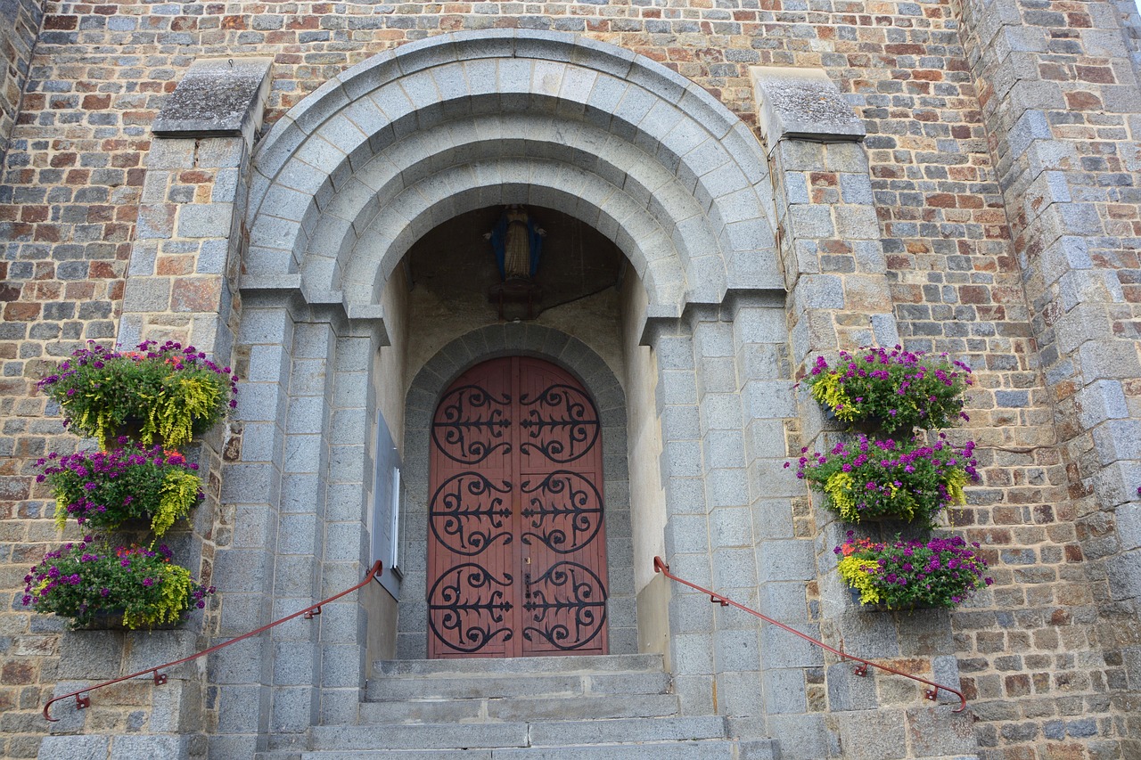 portal church church tinteniac catholic free photo