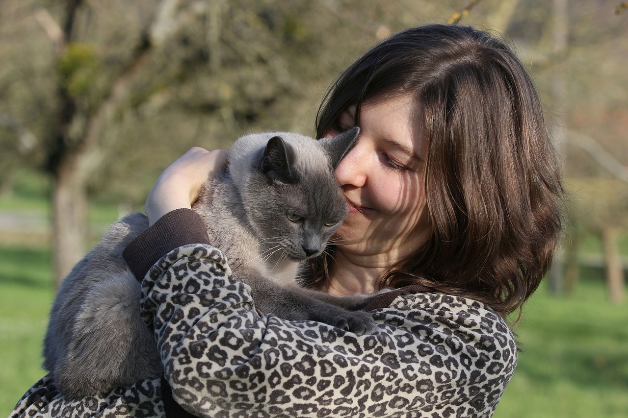 portrait  young woman  cat free photo