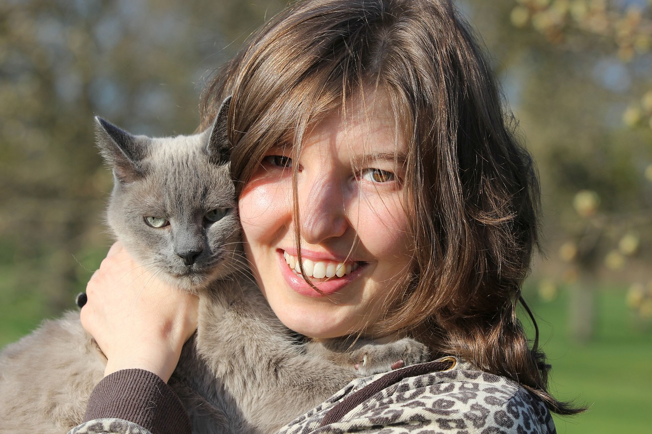 portrait  young woman  cat free photo