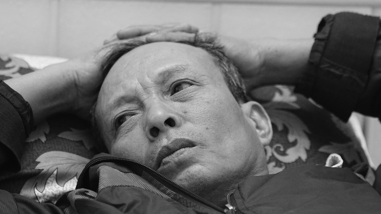 portrait  man  lying free photo