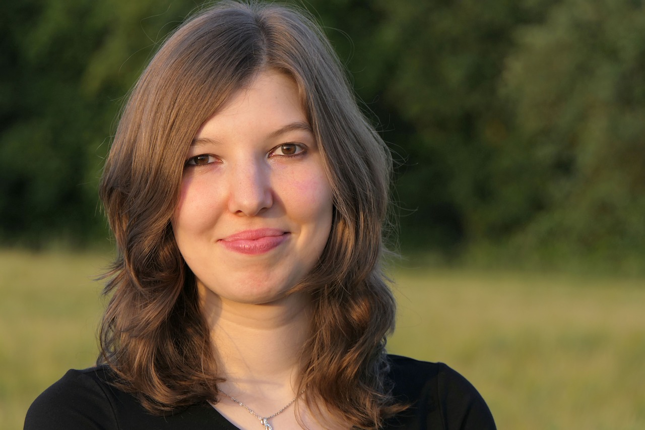 portrait  young woman  close up free photo