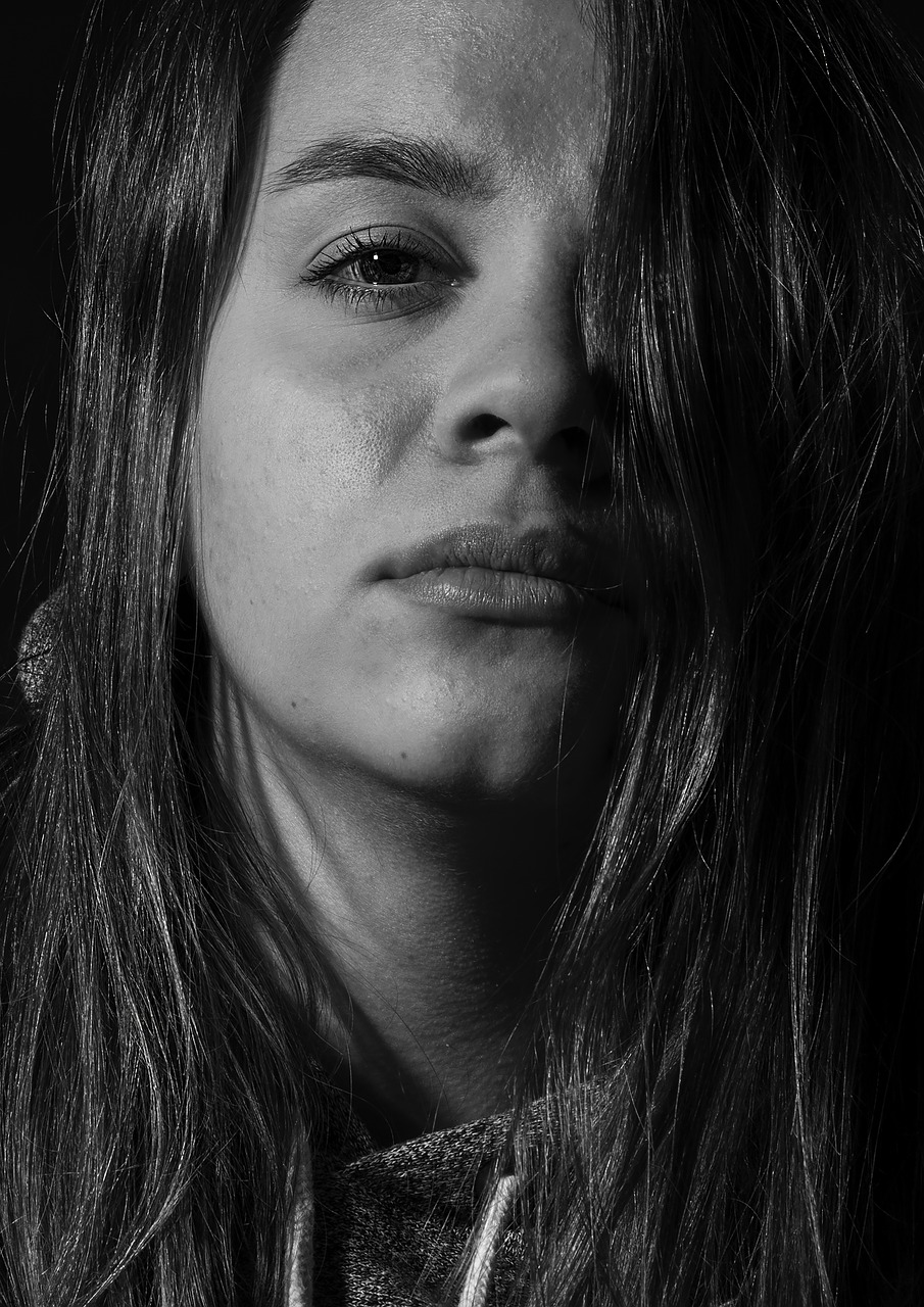 portrait  contrast lighting  woman free photo