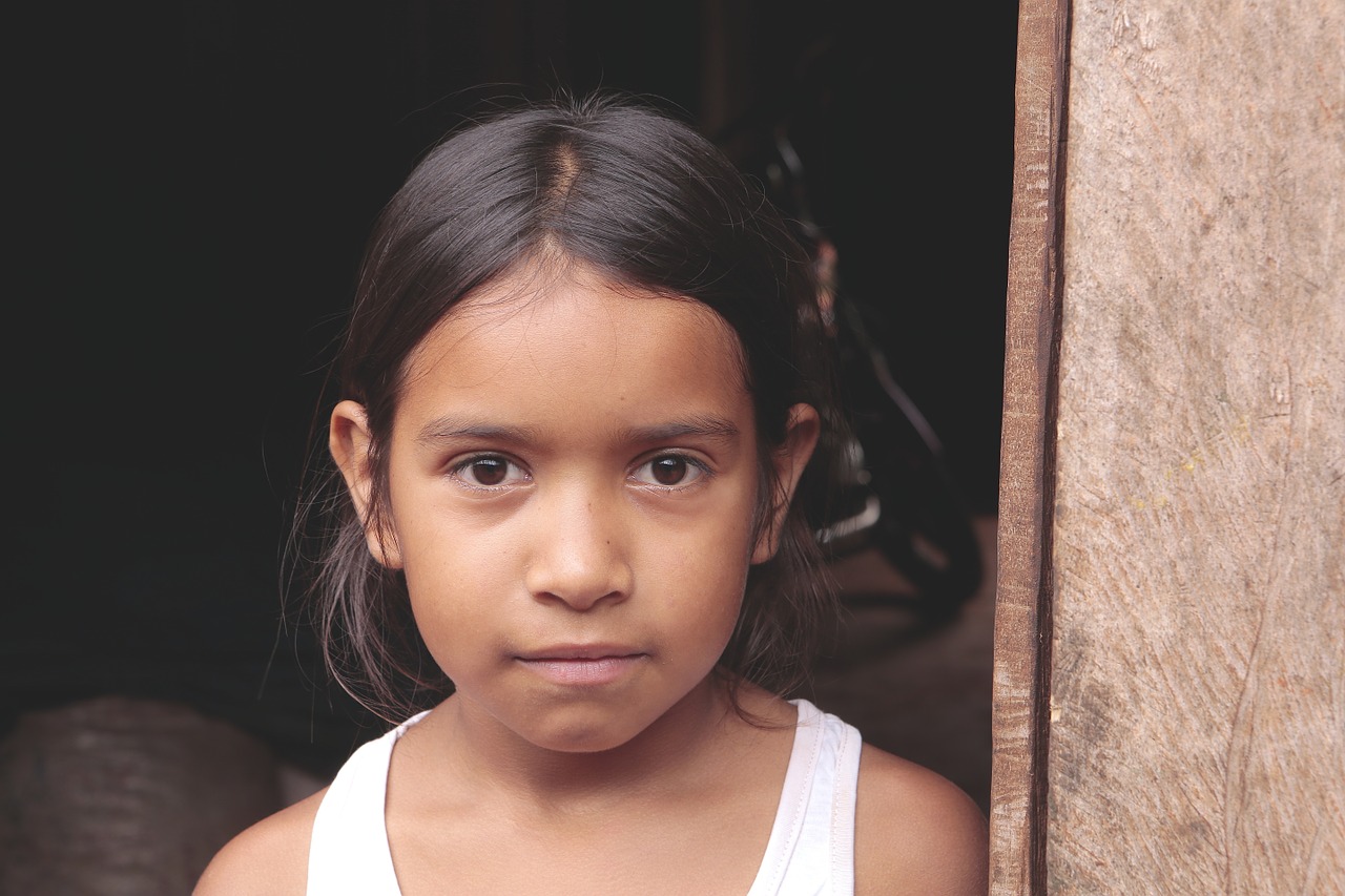 portrait dark background little girl free photo