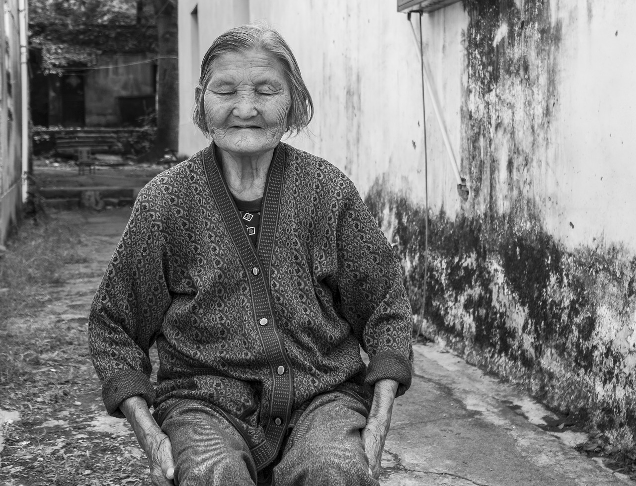 Old women galleries. Старая женщина позирует. Фото пожилых людей черно белые. Старое лучше. Старая женщина смотрит фотографии.