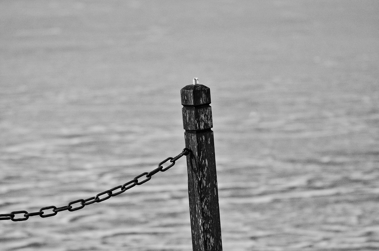 post wooden post chain free photo