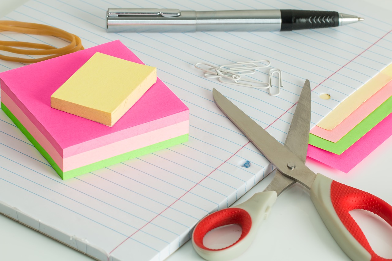 post it notes desk clutter free photo