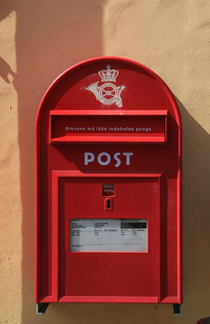 postbox red mail free photo