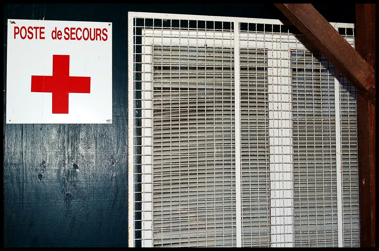 poste de secours first aid poster free photo