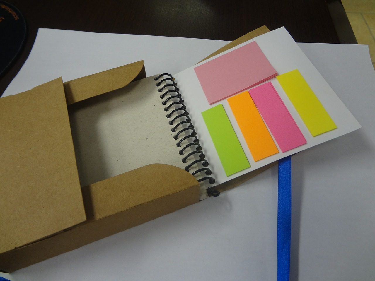 postiti block with spiral cardboard box free photo