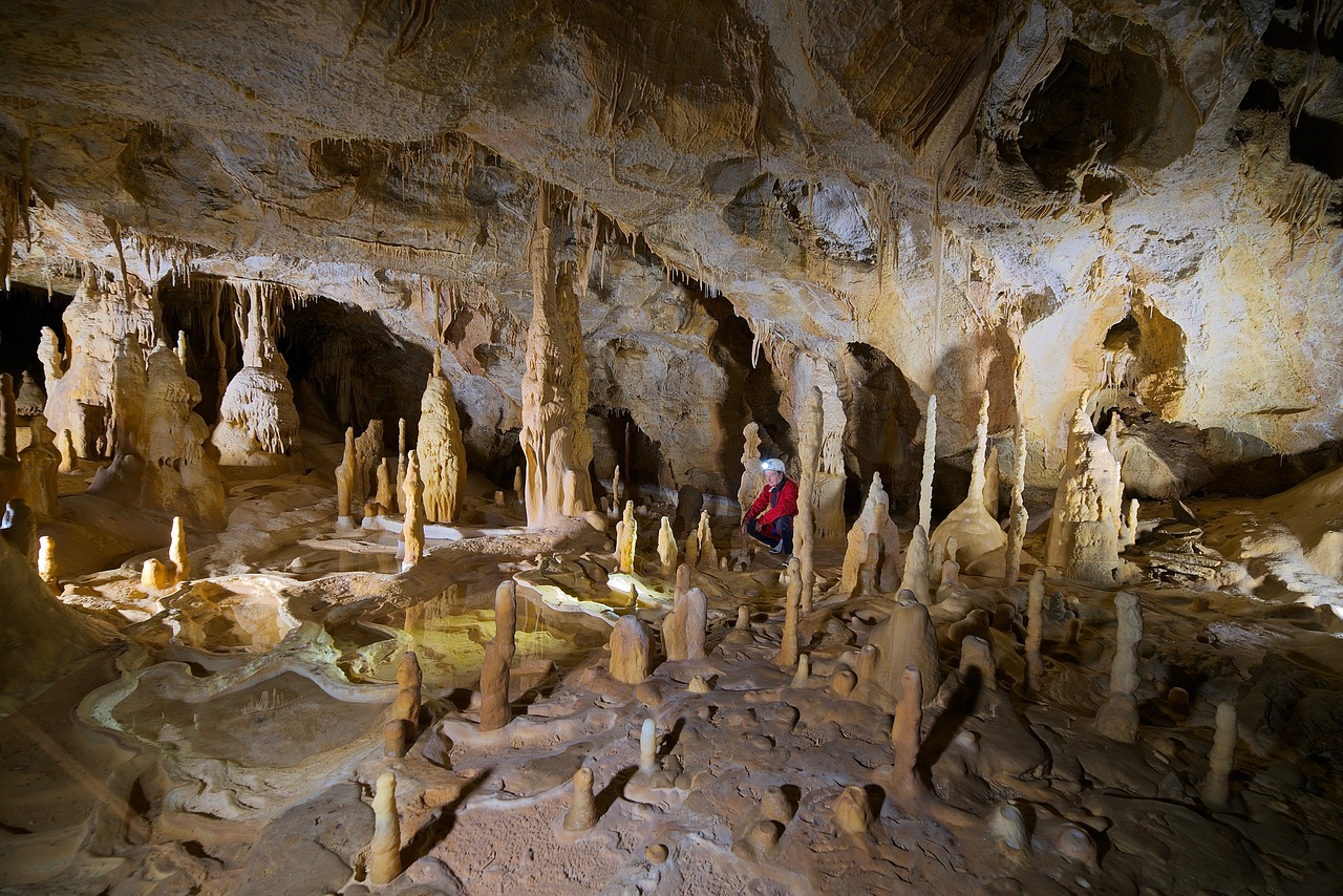 potholing  room  stalactites free photo