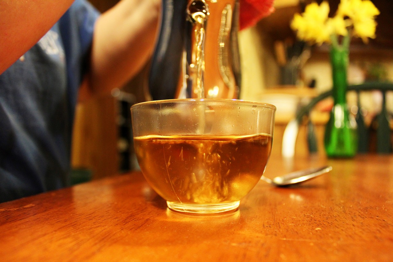 pouring tea bar free photo