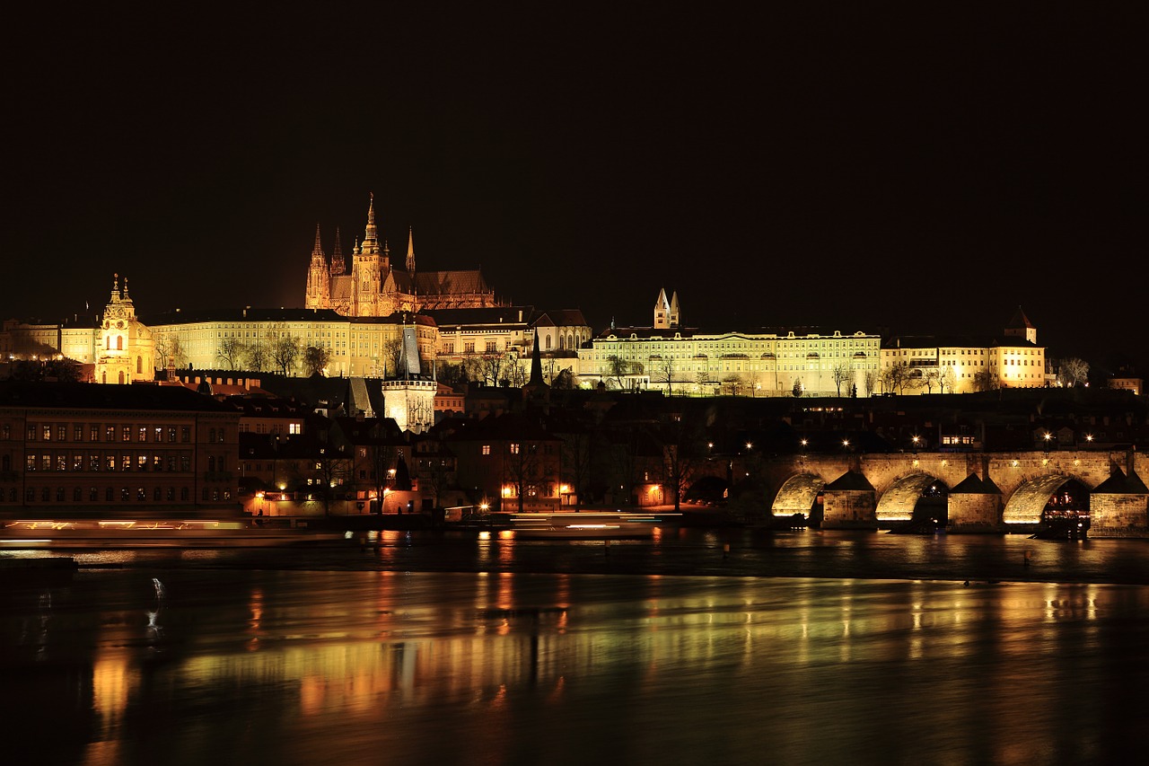 prague night castle free photo