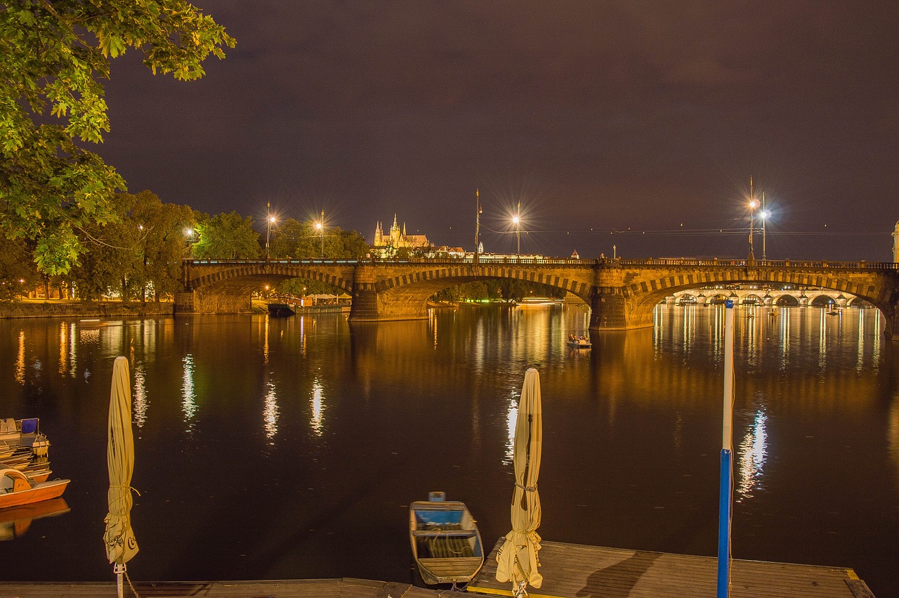 prague night castle free photo