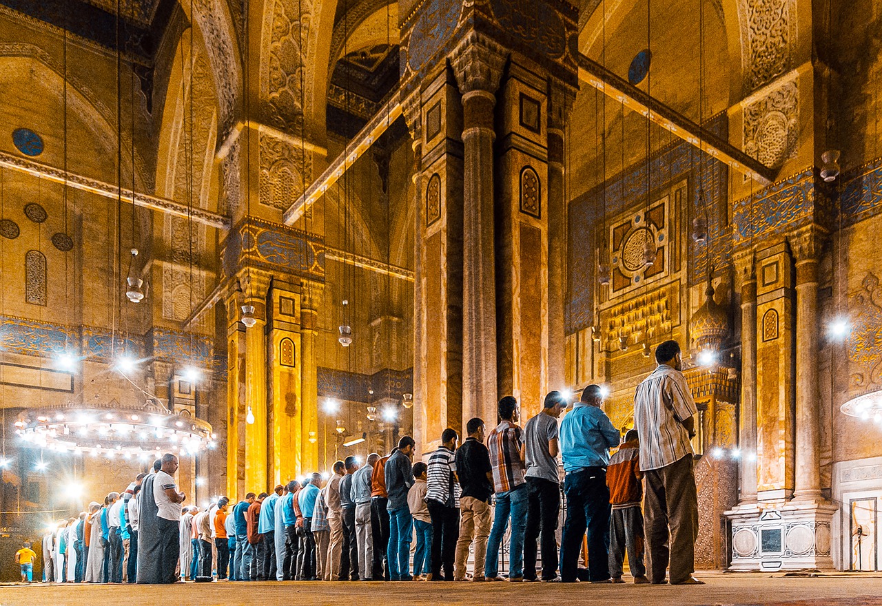 pray  sultan hassan mosque  ramadhan free photo