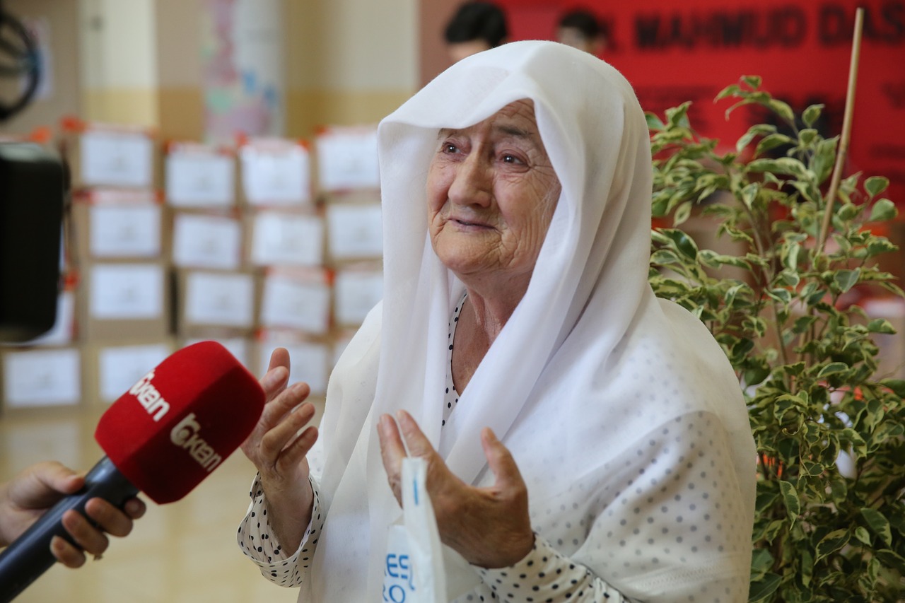 praying old grandmother free photo