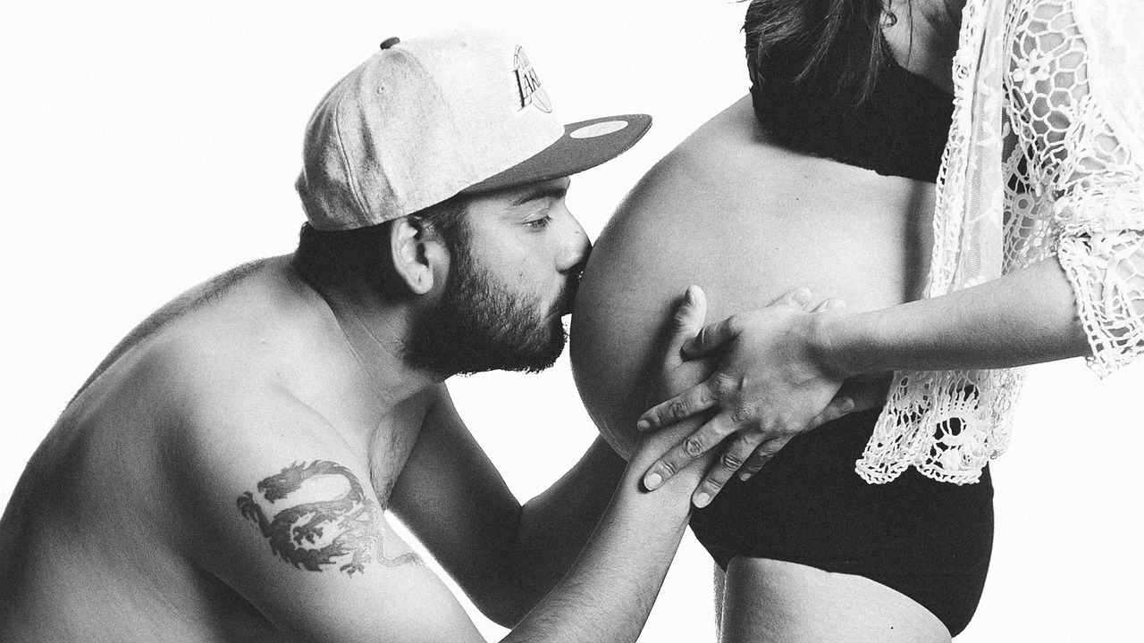 pregnancy couple love free photo