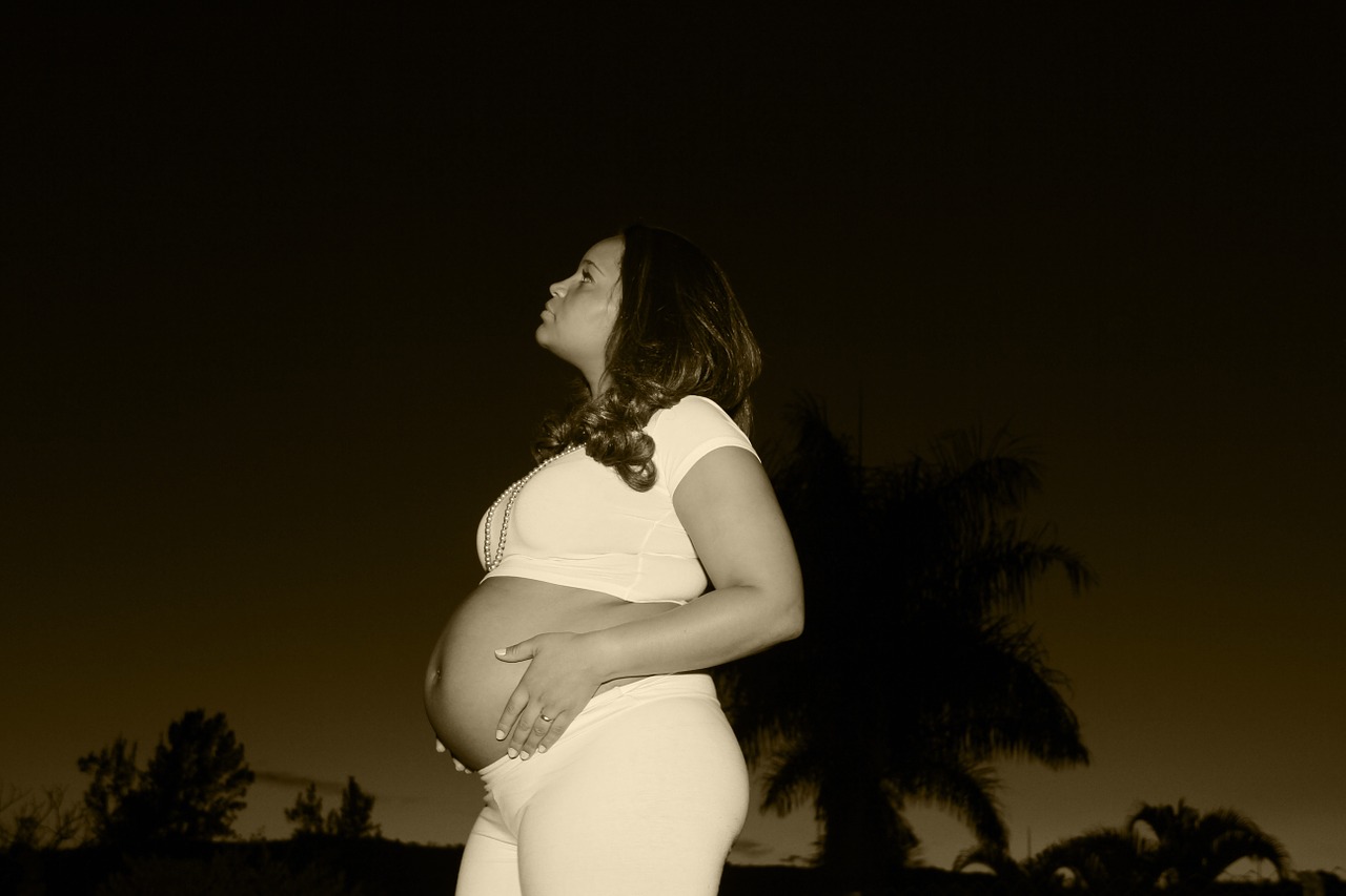 love pregnant woman family free photo