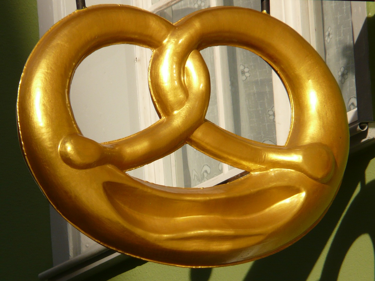 pretzel golden inn free photo