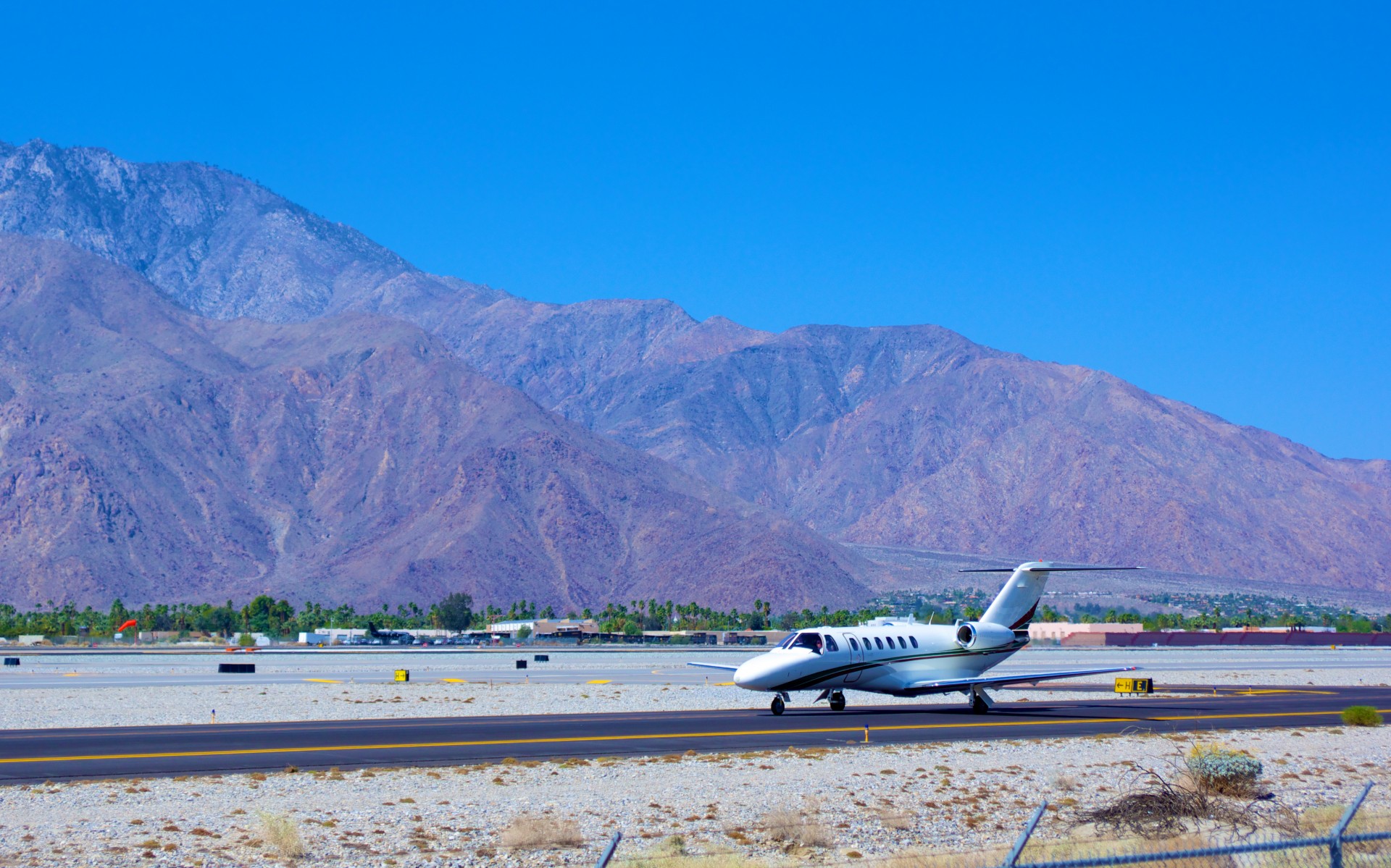 airplane airport desert free photo