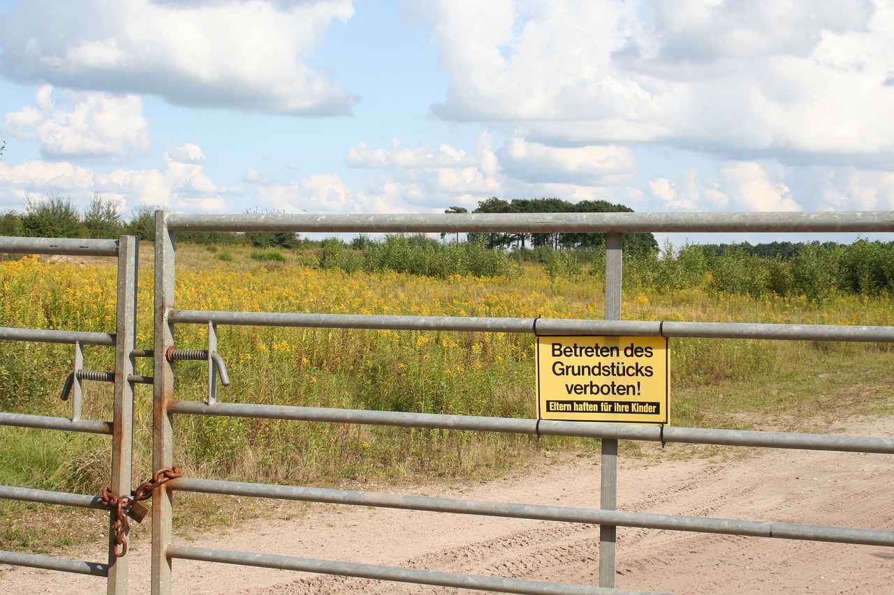 prohibitory trespassing barrier free photo