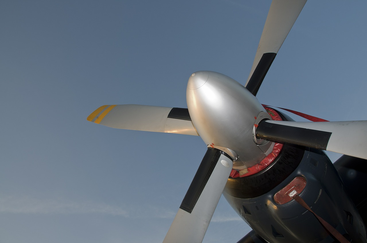 propeller aircraft fly free photo