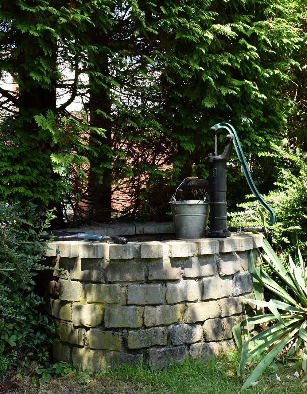 pump fountain garden pump free photo