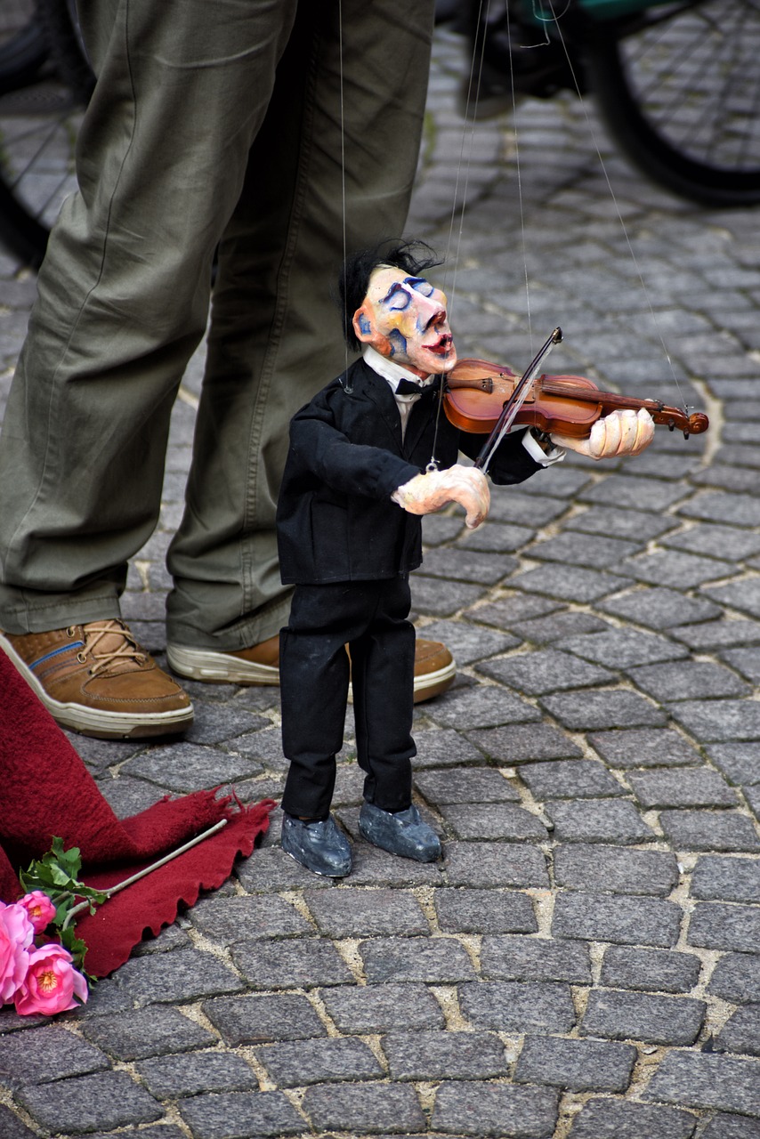 puppet violinist street free photo