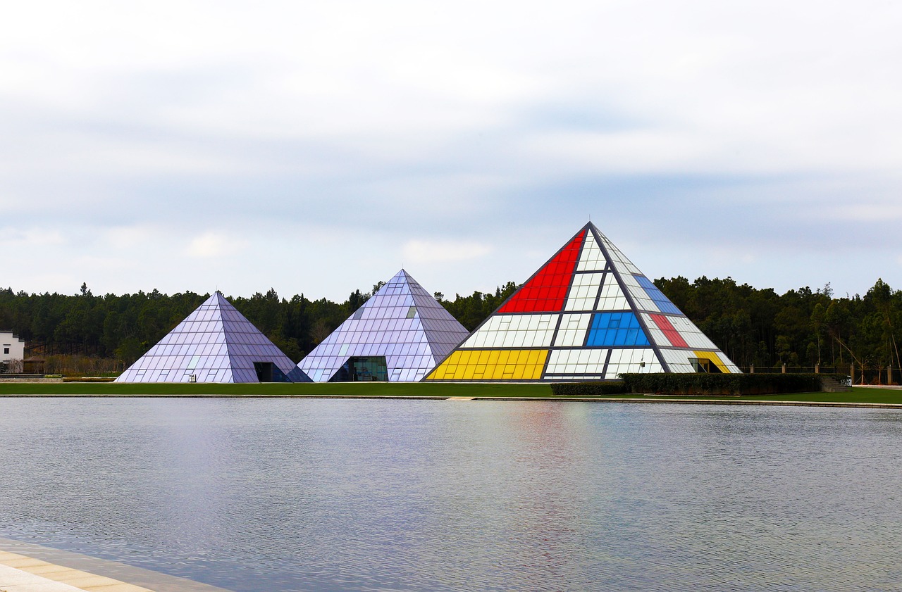 Фото треугольника. Пирамида (архитектура). Треугольник фото. Предметы в треугольников фото. Что в окружении треугольной формы.