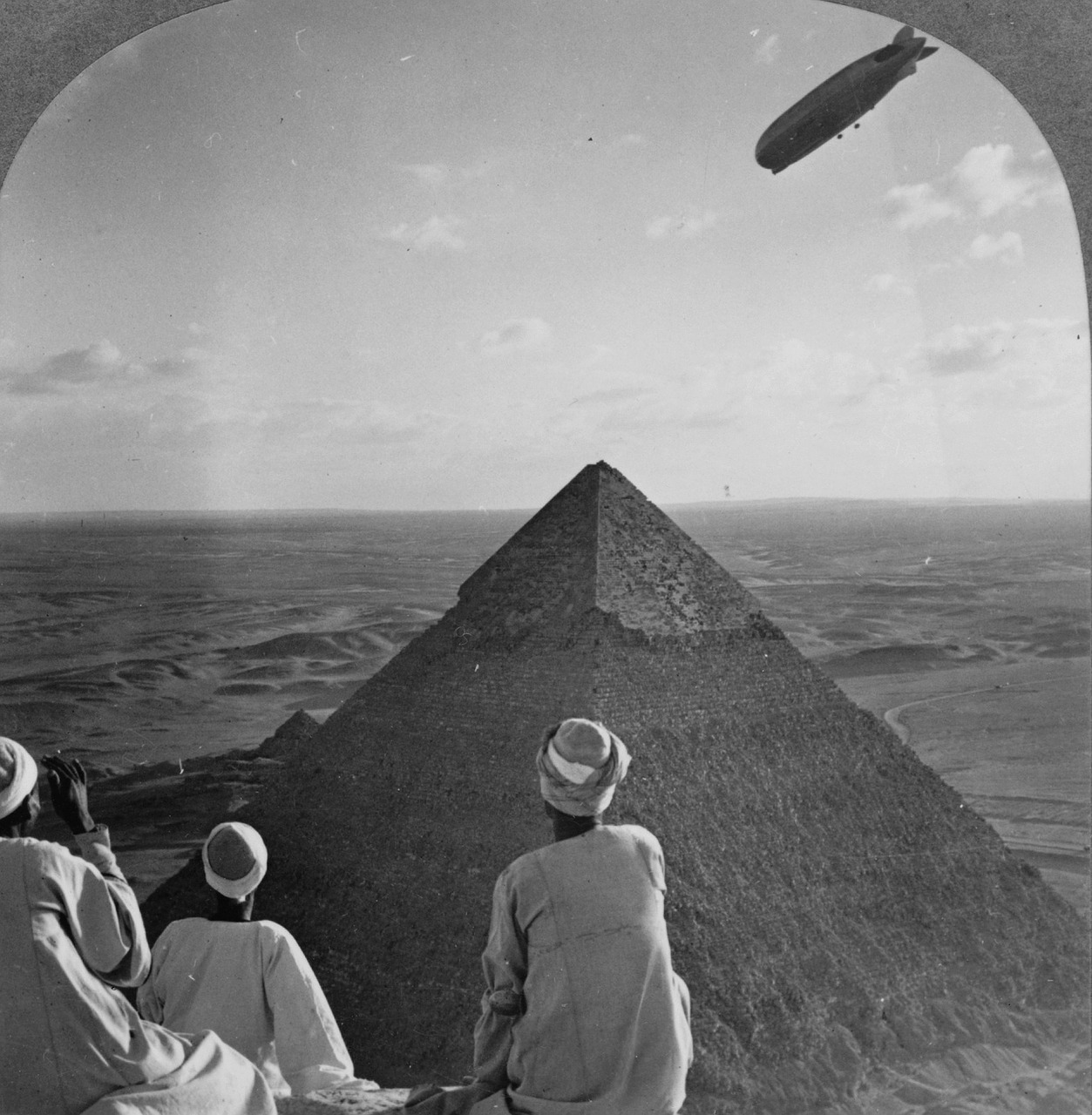 pyramids gizeh graf zeppelin free photo