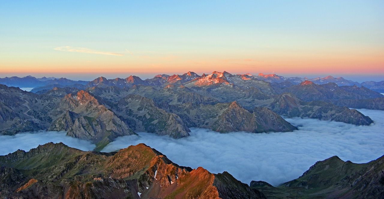 pyrénées mountains sun rise free photo