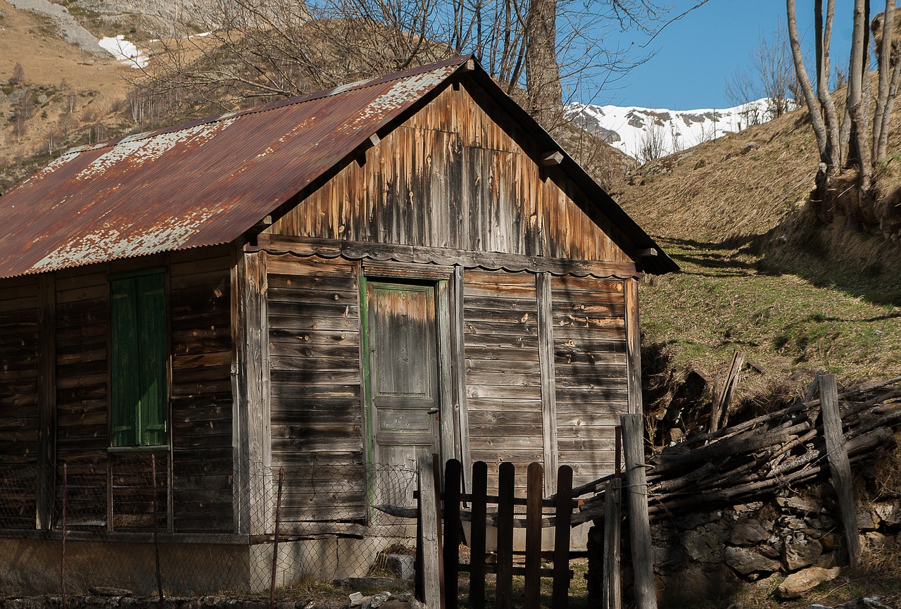 pyrénées small house shed free photo