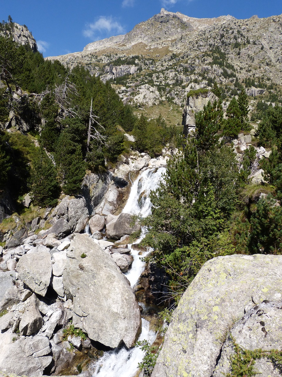 pyrenees cataract round dish free photo