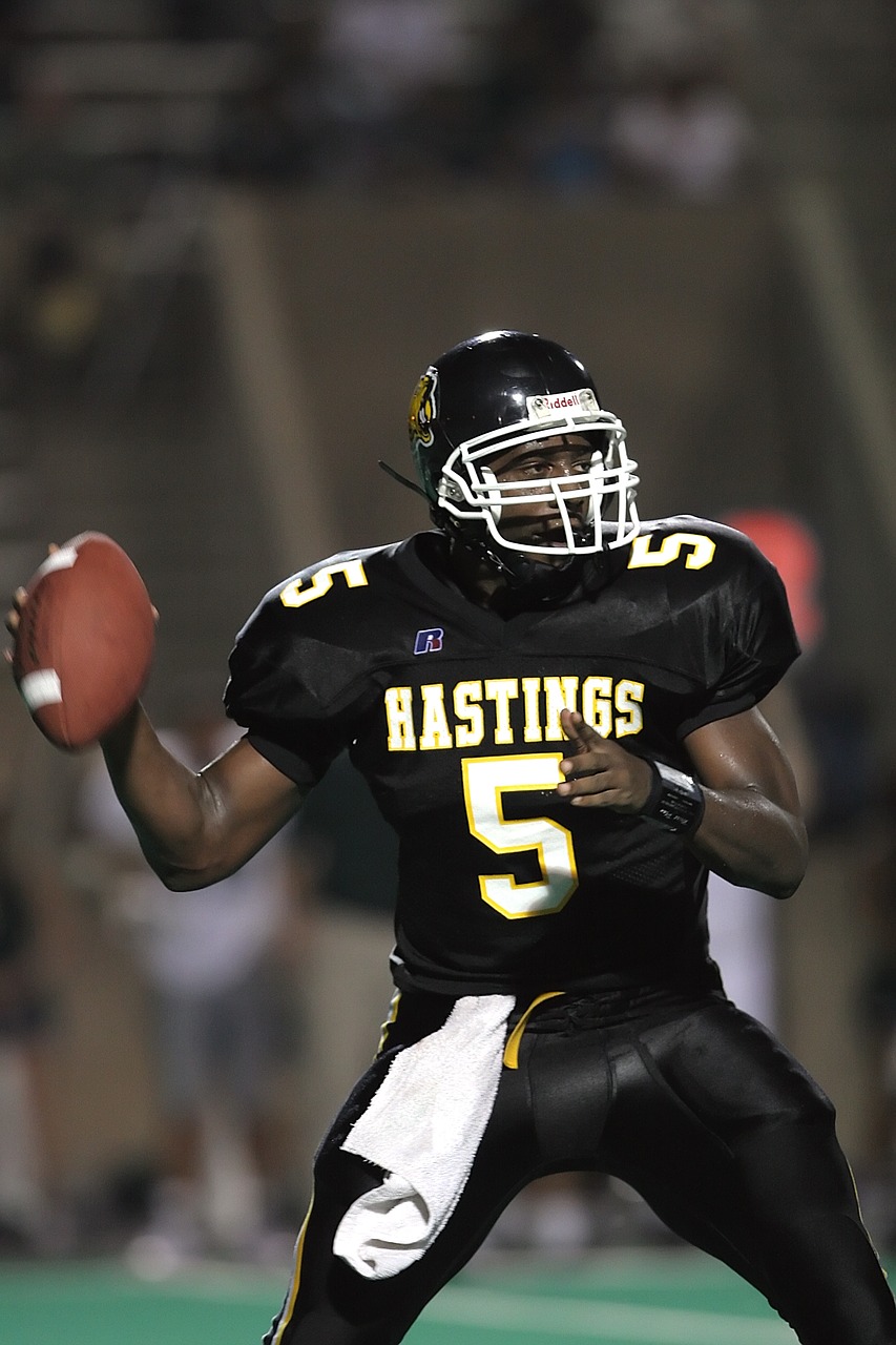 quarterback passer throwing free photo