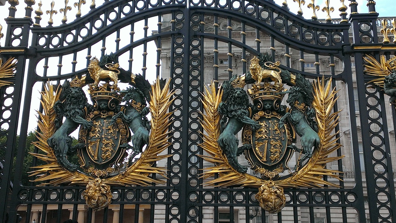queen elizabeth london royal coat of arms free photo